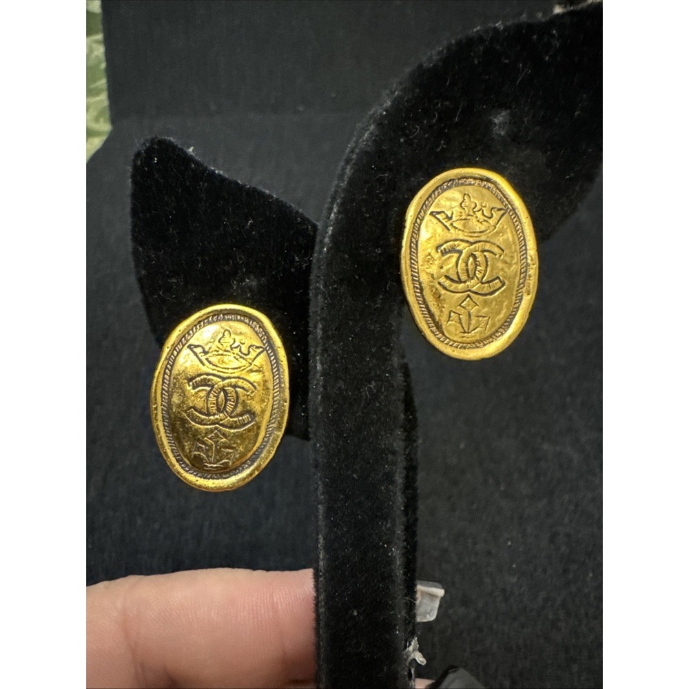 1980s Karl Lagerfeld-era Chanel, Collection 26 Gold Tone Clip On Earrings France